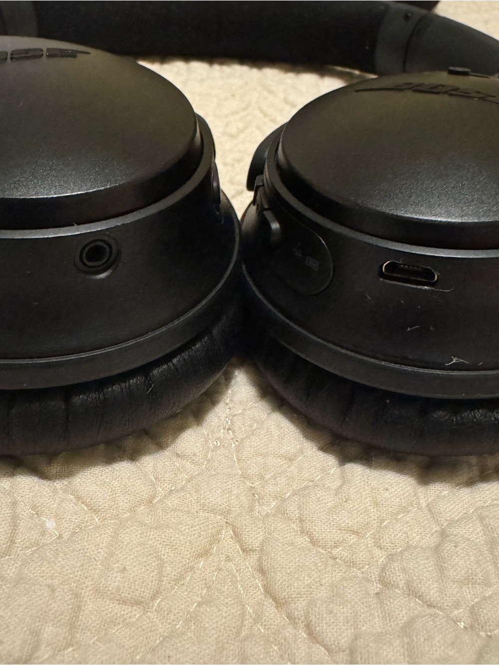 Bose Over-Ear Wireless Headphones with Carry Case - Picture 3 of 4